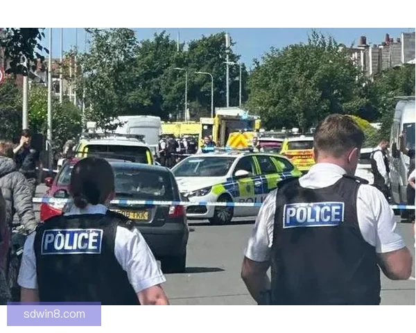 二十五名那不勒斯极端球迷持刀追击切尔西球迷致两人受伤街头事件